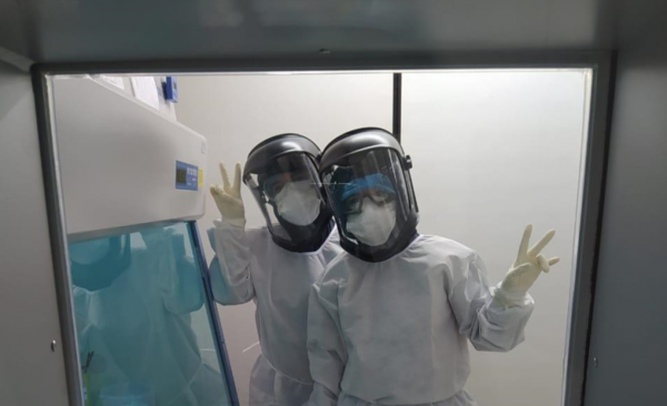 HOY / Frente a frente con el virus: la silenciosa, pero fundamental labor de los bioquímicos