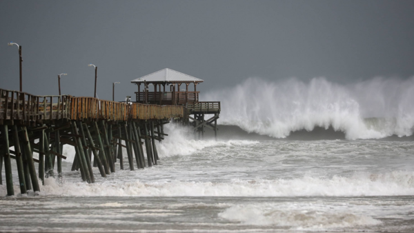 Costa del Golfo en EE.UU. se enfrenta a un doble huracán sin precedentes