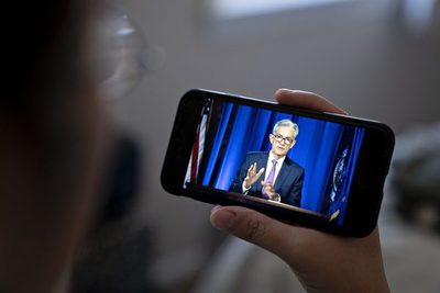 Operadores claman por respuestas y esperan señales claras de la Fed