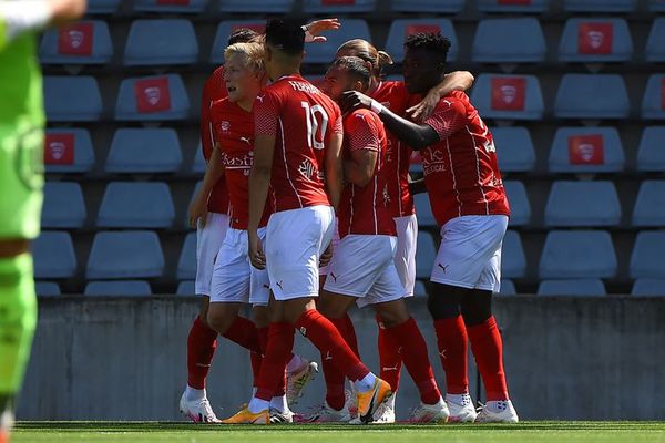 Nimes golea al Brest y se pone líder en Francia - Fútbol - ABC Color