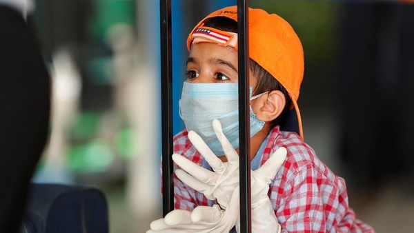La OMS recomienda que los niños usen mascarillas "en las mismas condiciones que los adultos" a partir de los 12 años - ADN Paraguayo