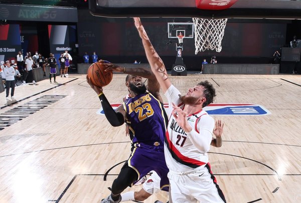 LeBron y Davis dan el triunfo a Lakers que ahora gana 2-1 la serie ante Blazers