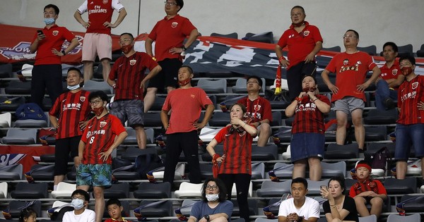 Aficionados chinos comienzan a regresar a los estadios de fútbol
