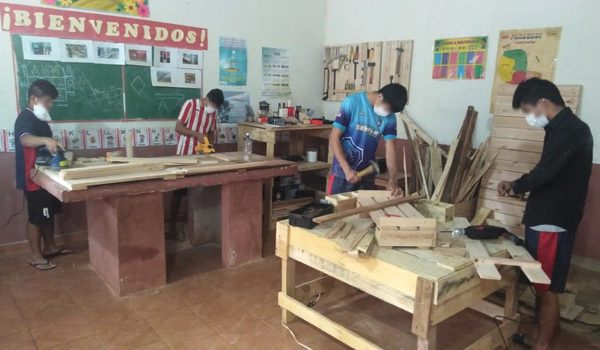 Fabrican mobiliarios de palets en Centro Educativo de Ciudad del Este