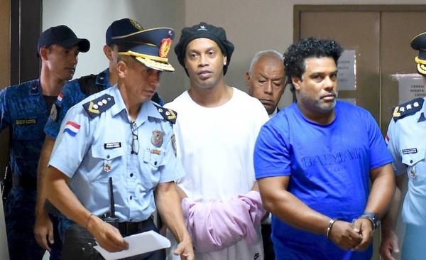 HOY / Ronaldinho y su hermano sabrán mañana si son liberados del proceso penal en nuestro país