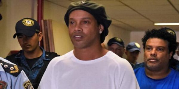 Ronaldinho y su hermano sabrán mañana si son liberados del proceso penal en nuestro país
