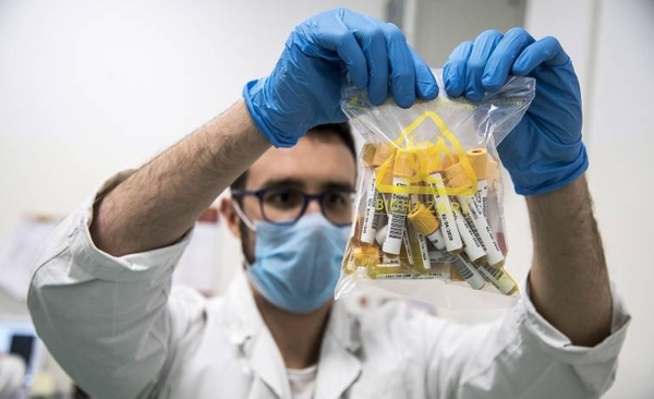 HOY / Italia comenzó ensayos de su vacuna en humanos mientras lucha contra focos