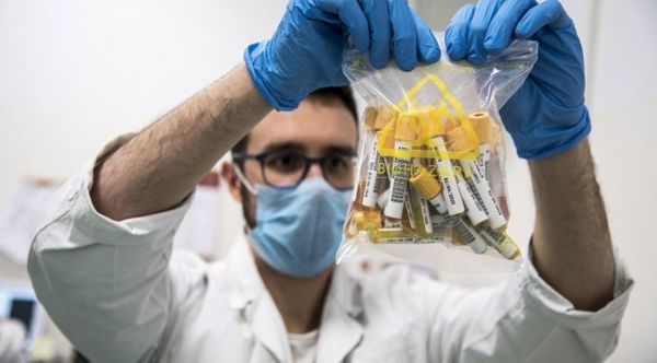 Italia comenzó ensayos de su vacuna en humanos mientras lucha contra focos