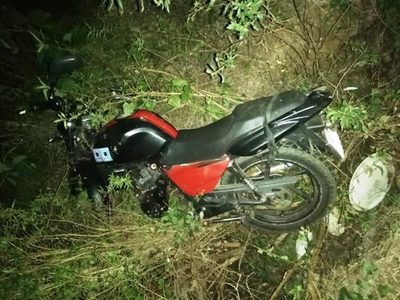 Motociclista pierde la vida tras impactar contra un camión transganado estacionado