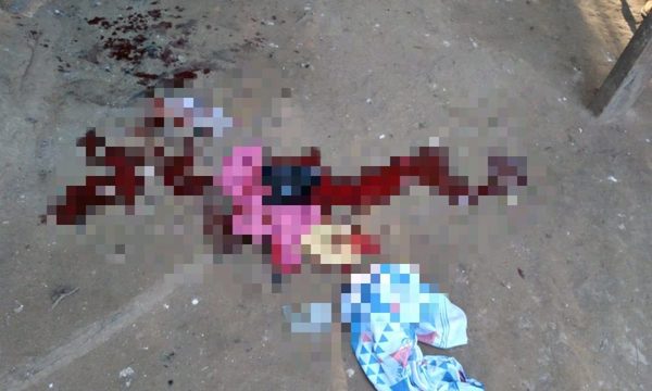 Joven machetea a su amigo de tragos