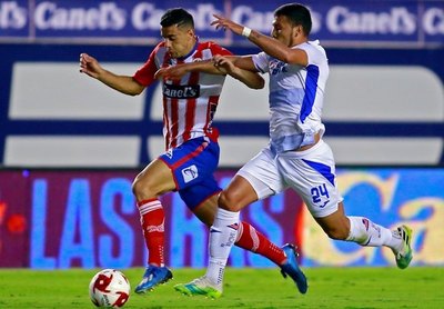 Cruz Azul con Juan Escobar vence a San  Luis y es único líder en México