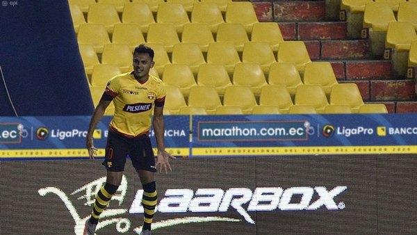 Con un gol paraguayo, Barcelona remontó y ganó el clásico a Emelec