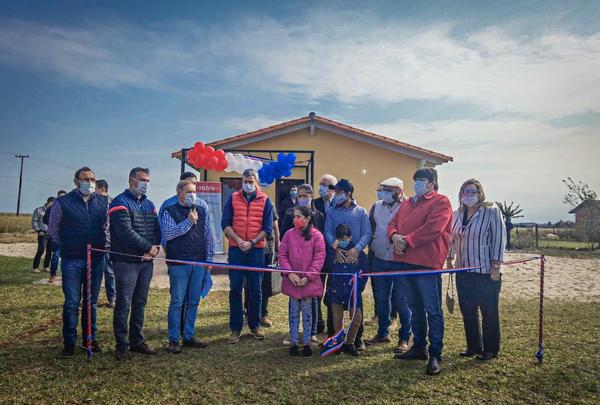El gobierno entrega 100 viviendas sociales en Canindeyú - El Trueno