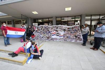 Manifestación de funcionarios del IPS frente a la Caja Central – Prensa 5