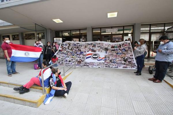 Manifestación de funcionarios del IPS frente a la Caja Central – Prensa 5
