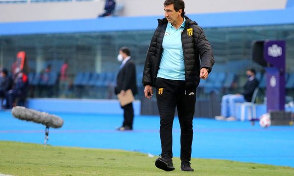 Gustavo Costas despotrica contra el arbitraje