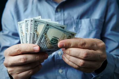 Aplican leve reducción a proyección de cotización del dólar para agosto - MarketData