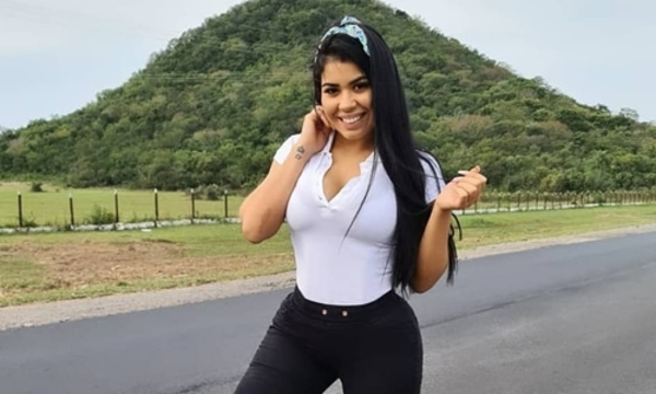 Janet Massa escaló un cerro y posó sin nada encima