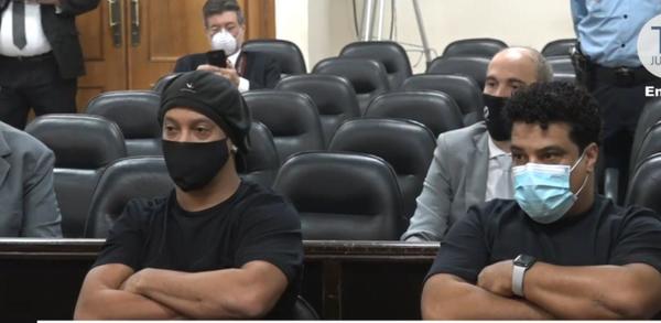 ¡Amabilidad, típico de él! El gesto de Ronaldinho con los agentes fiscales - Megacadena — Últimas Noticias de Paraguay