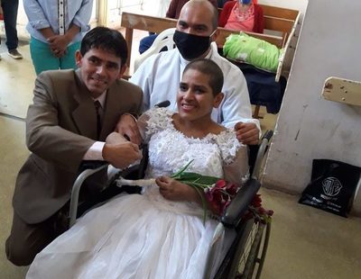 El amor en tiempos de covid-19: Se dieron el sí en medio de su lucha contra el cáncer y la pandemia