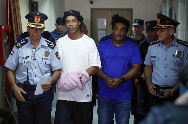 Ronaldinho y su hermano quedan en libertad ambulatoria