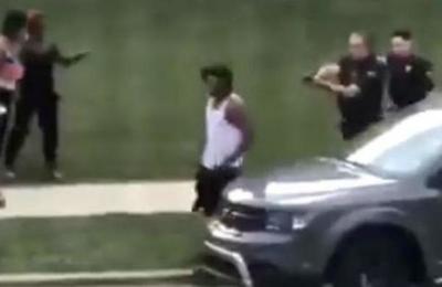 El brutal momento en que un policía dispara siete veces por la espalda a un joven negro que estaba desarmado - C9N