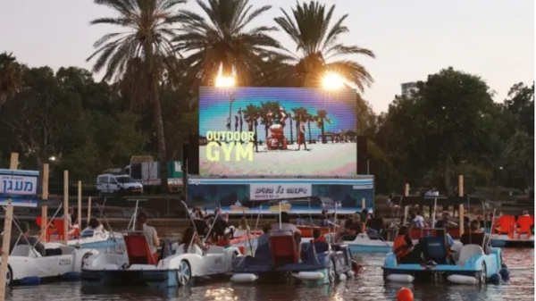 HOY / Oliver Stone inaugura el primer cine flotante de Roma