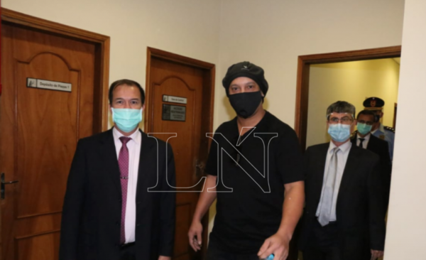 HOY / Se prestaron siempre a colaborar, afirman abogados de Ronaldinho