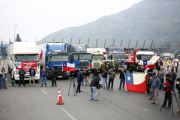 Camioneros chilenos anuncian paro nacional tras tensión con comunidad mapuche - MarketData