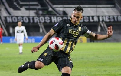 Javier Báez y la referencia a Independiente en su brazalete de capitán