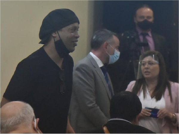 Ronaldinho pidió permiso para dejar el país este martes