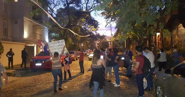 Estudiantes escrachan a ministro de Hacienda, Benigno López