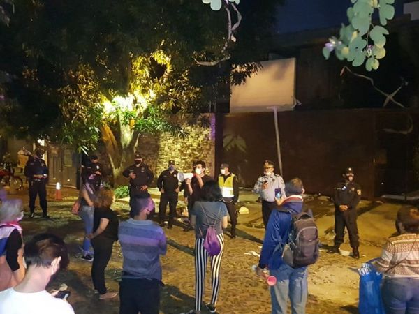 Universitarios empapelan casa de Benigno López por "boicotear" Ley de Arancel Cero
