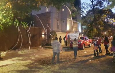 Estudiantes escrachan a ministro de Hacienda frente a su casa