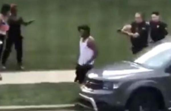 El brutal momento en que un policía dispara siete veces por la espalda a un joven negro que estaba desarmado - C9N