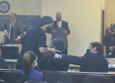 Ronaldinho y su hermano retornarían mañana a Brasil en un vuelo privado  - Noticiero Cardinal - ABC Color