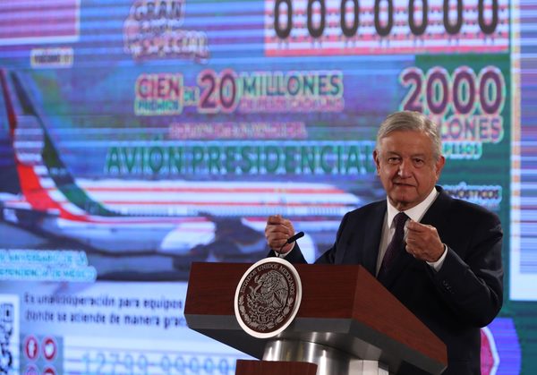 López Obrador se sube al avión presidencial para promover su rifa en México - MarketData