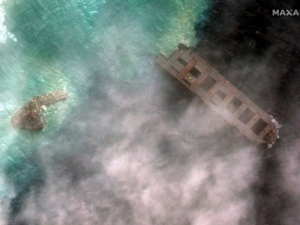 Hunden proa de barco que derramó combustible en la costa de Mauricio
