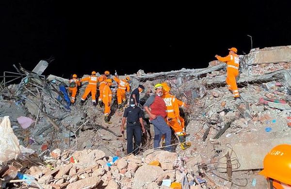 Al menos 5 muertos y 15 desaparecidos al derrumbarse un edificio en la India - Mundo - ABC Color