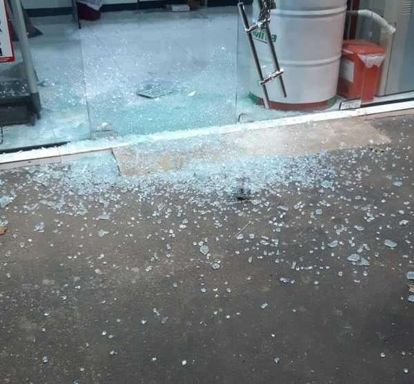 Roban farmacia tras romper el blindex del acceso principal