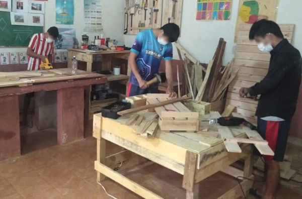 En Centro Educativo de CDE transforman palets de madera en útiles y resistentes mobiliarios | Lambaré Informativo