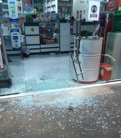 Roban farmacia tras romper una puerta de blíndex - ABC en el Este - ABC Color
