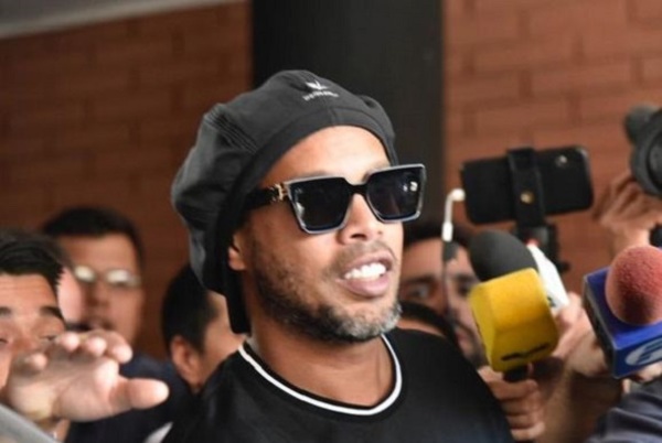 Ronaldinho viaja hoy al Brasil