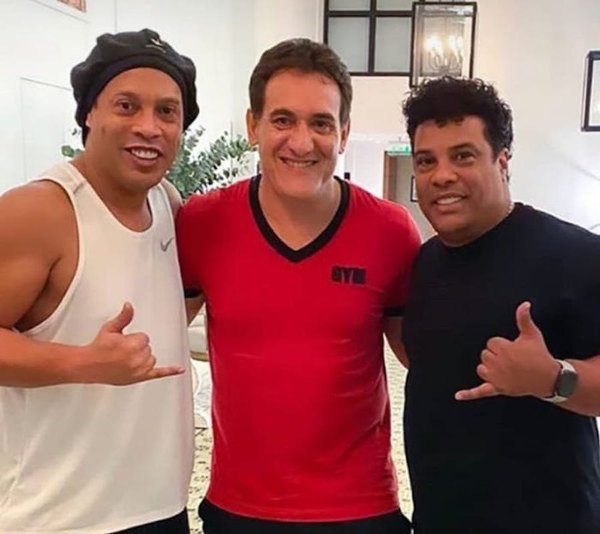 El significativo agradecimiento de Ronaldinho para su amigo Carlos Gamarra