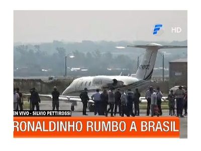 Ronaldinho ya vuela a Río de Janeiro: "Te olvidaste de tu pasaporte", le bromearon los muchachos en la despedida