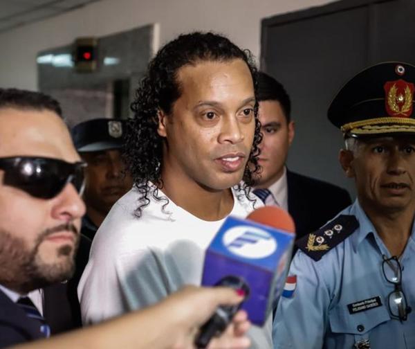 Ronaldinho abandonó el país tras salir en libertad