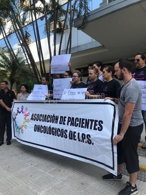 “Quieren que perdamos la vida por el camino para ahorrar”, dicen pacientes con cáncer del IPS – Prensa 5