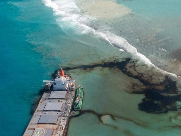 Hunden la proa del barco que derramó combustible en la costa de Mauricio