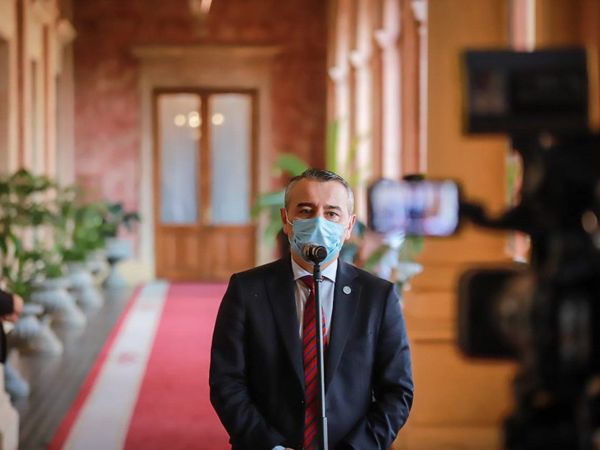 Tras casos positivos en Gabinete Militar, Abdo reduce actividades