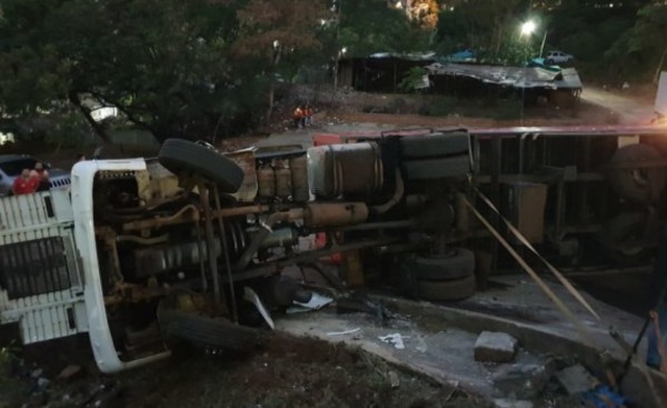 Camión cargado vuelca y cae a barranco del microcentro